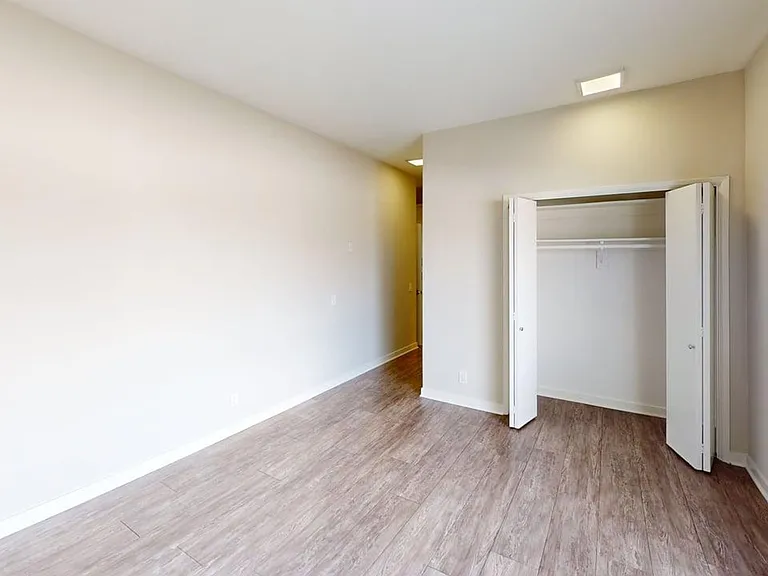 Windsor Place Apartments — Photo 23