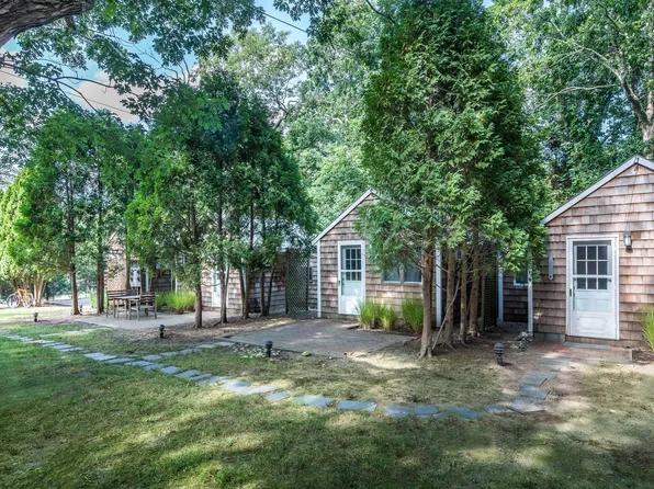 https://photos.zillowstatic.com/fp/998c49a893491c46798e29fc8fca3850-p_e.webp