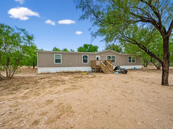 106 County Road 2672, Devine, TX 78016
