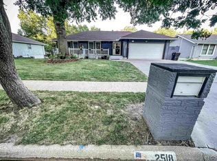 2518 SW Arrowhead Rd, Topeka, KS 66614