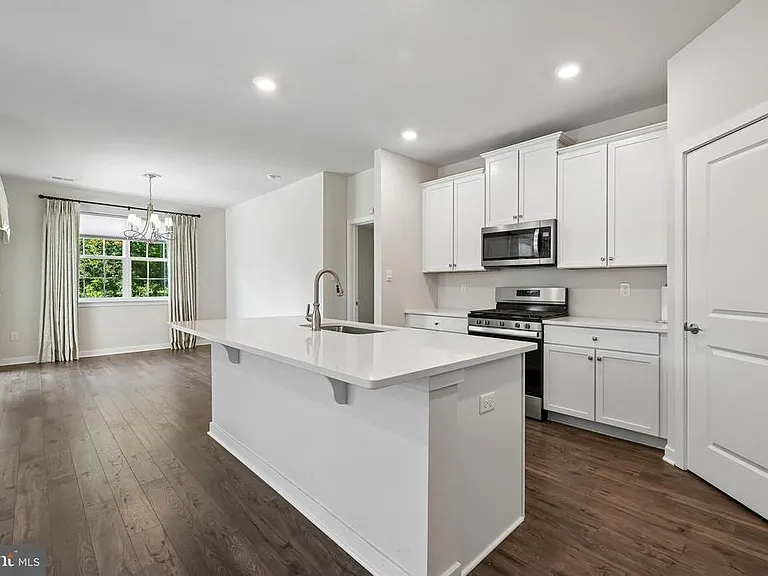235 Congressional Ct — Photo 7