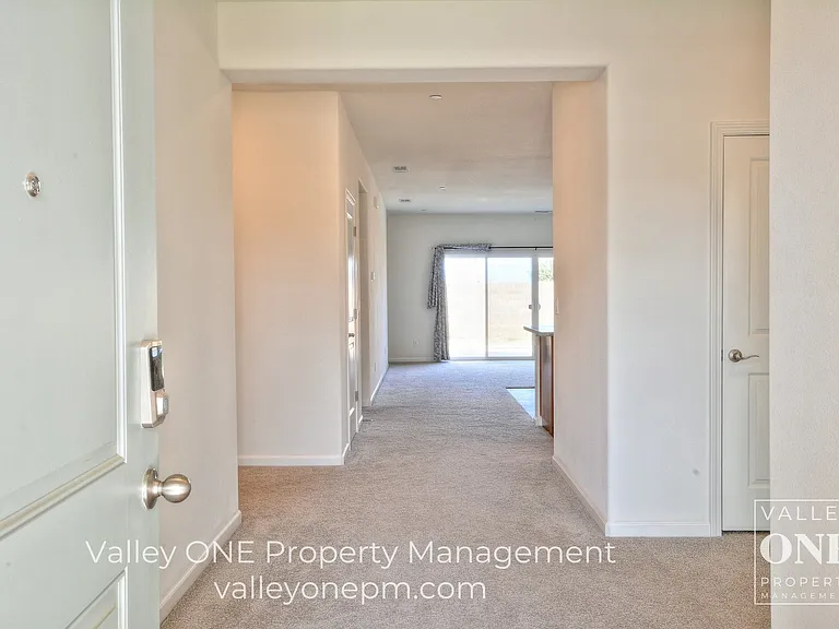 933 Tipton Ln — Photo 6