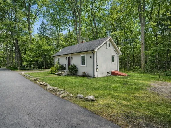 3 Riverside Dr, Dover, MA 02030