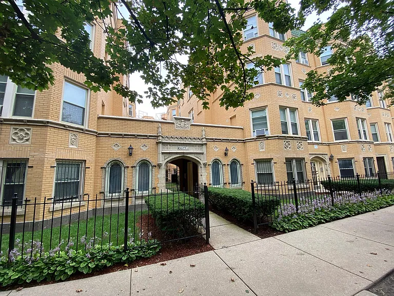 Central Park Apartments — Photo 9