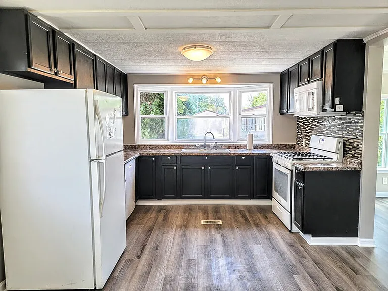 1154 W Barry Ln — Photo 3
