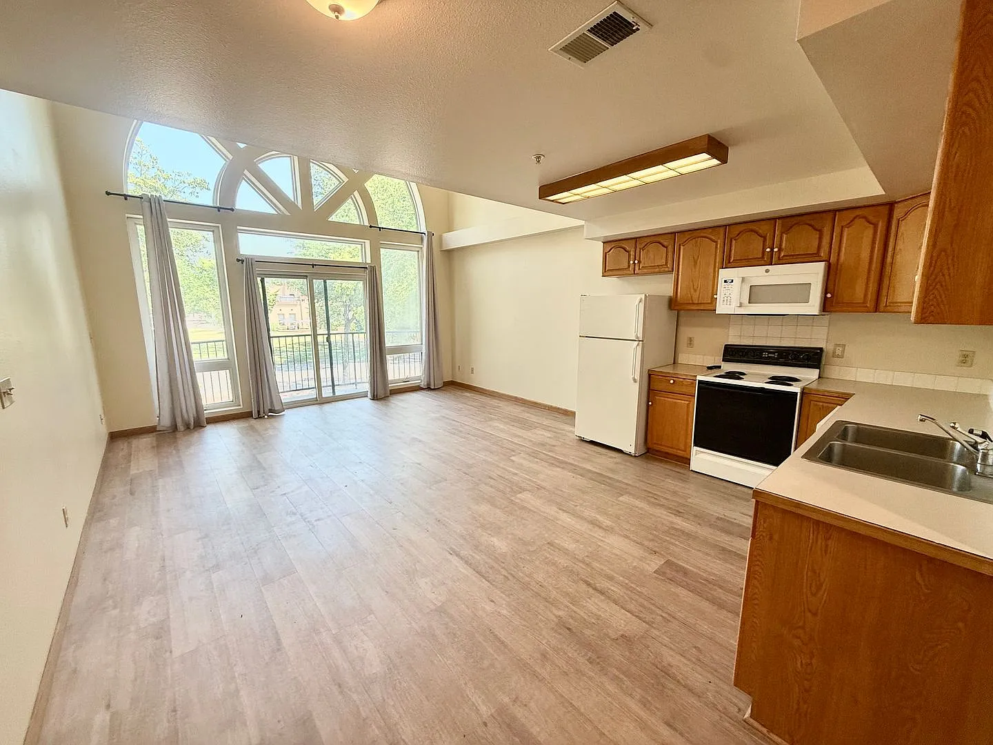 Low Security Deposit Spacious Two-Story Apartment Near CSU & Old Town — Photo 2