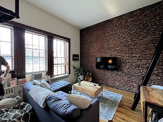 3rd image of 42 W 85th St #9