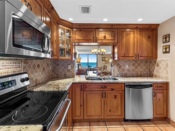 4th image of 2625 Collins Ave APT 607