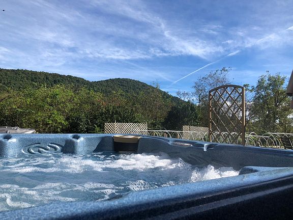 Hot tub Overlooking Mountains
