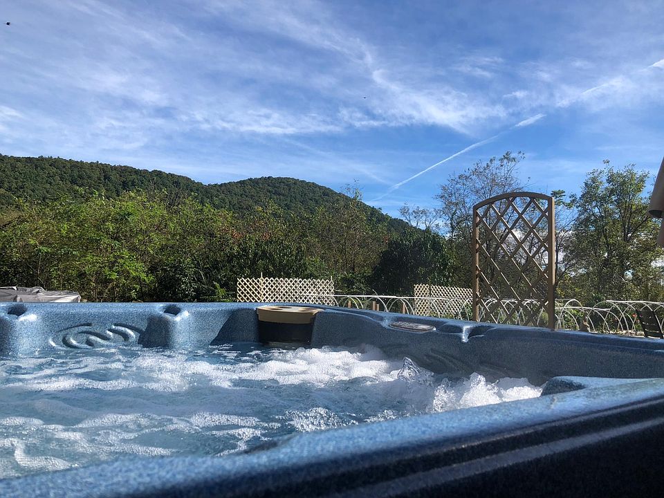Hot tub Overlooking Mountains