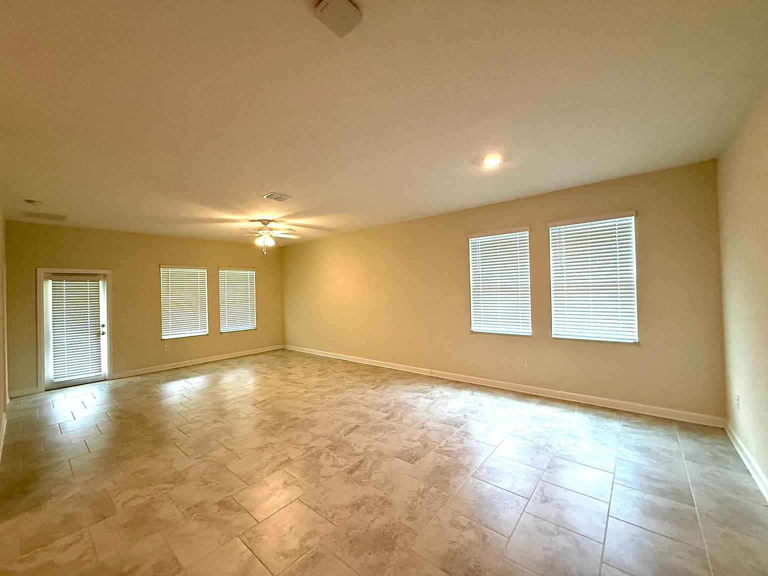 4 bed, 2077 sqft, $2,295 — Photo 4