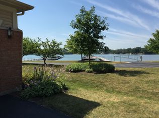 625 Shoreline Dr, Grayslake, IL 60030