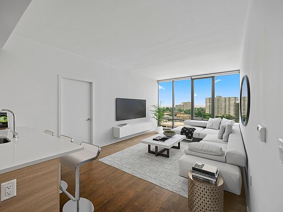 4th image of 2030 1/2 Hudson St #1135