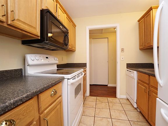 4th image of 3825 Petoskey Ave Unit 22