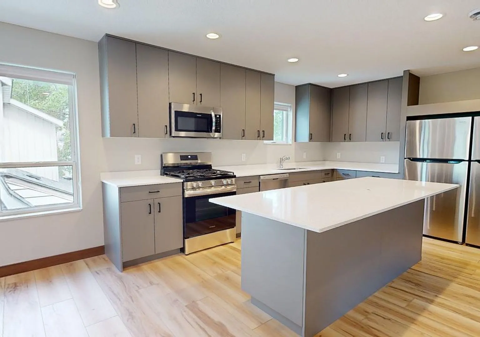 716 13th Ave SE Duplex — Photo 2