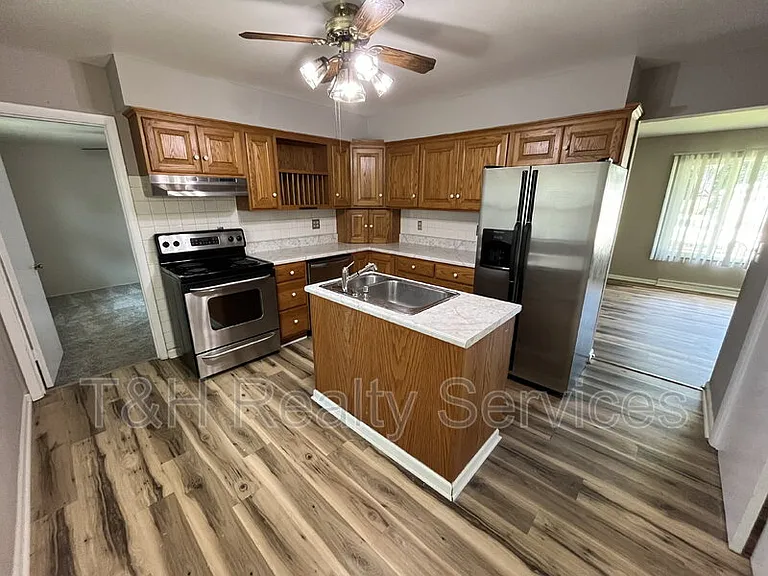 2301 W Murden St — Photo 5