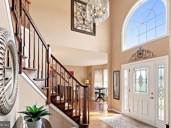 5th image of 43 Oxford Cir