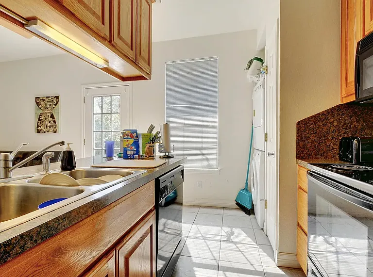2500 Leon St #202 — Photo 7