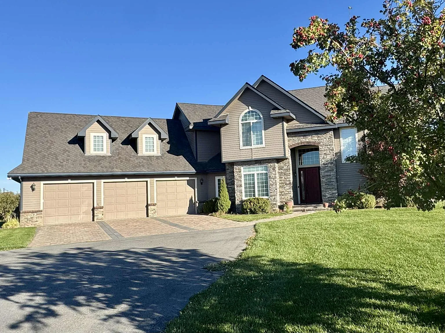 4 bed, 4094 sqft, $2,500 — Photo 1