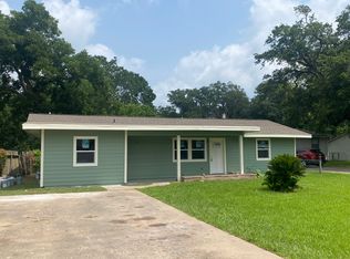 812 Pin Money St, Clute, TX 77531