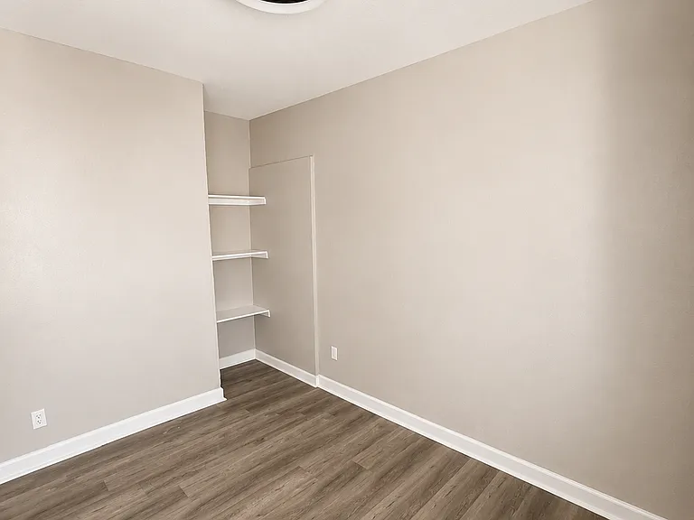 145 E 36th Pl #B — Photo 4