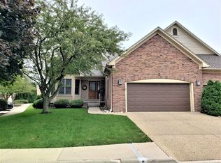 2 Spruce Ct, Bloomington, IL