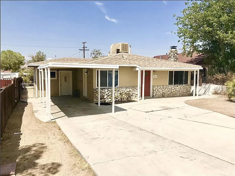 1211 Flora St — Photo 1