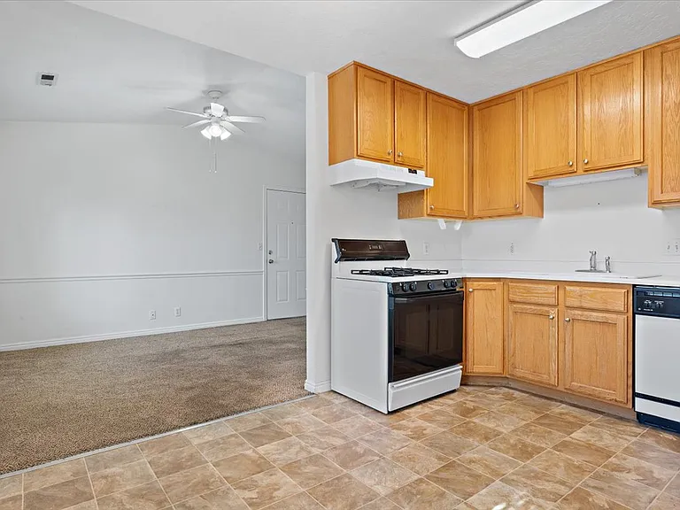 259 N 300 W #33 — Photo 12