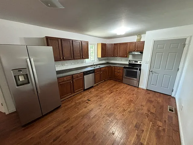 4 bed, 1274 sqft, $1,600 — Photo 3