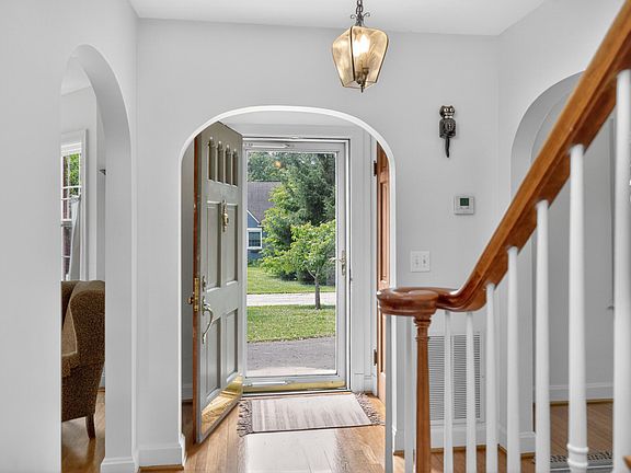 5th image of 304 Village Dr