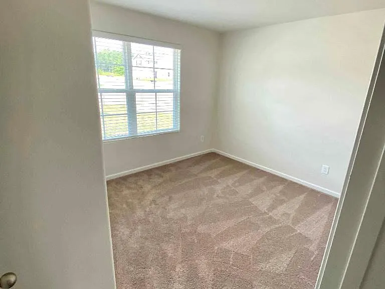 240 Harrow Ter — Photo 10