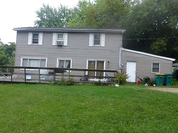 Side of the house w/ deck