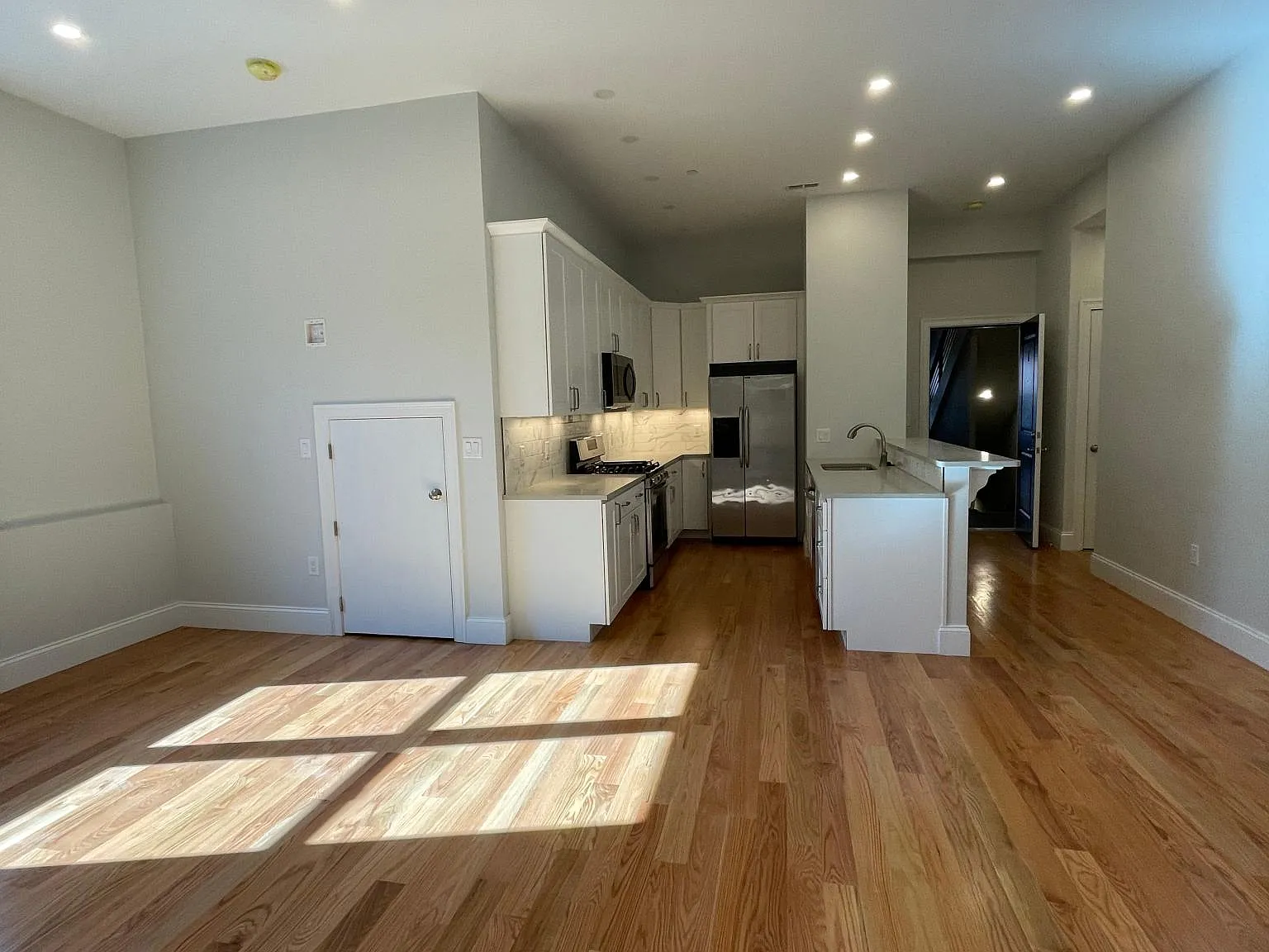 216 W Broadway — Photo 4