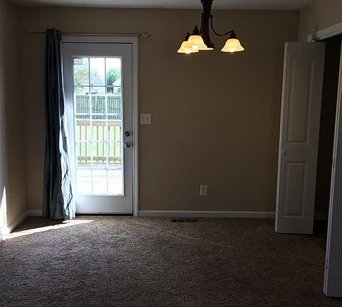 4th image of 570 Oakmont Dr