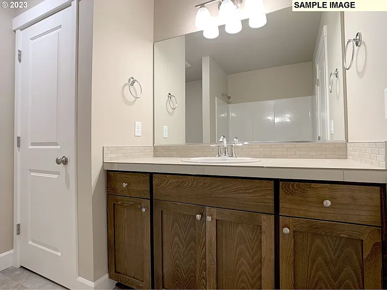 539 E Rosa Ave — Photo 2