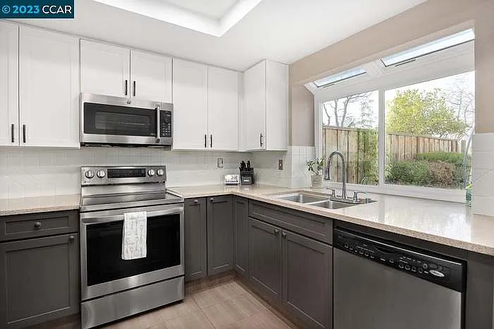 305 Lake Ct #1 — Photo 11