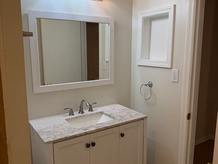 5 Saint Clair St #B — Photo 10