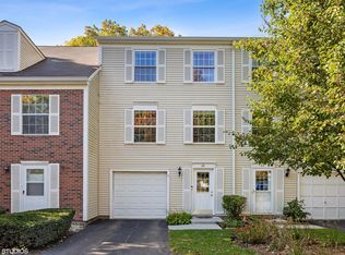 24 Forest Ln, Cary, IL 60013