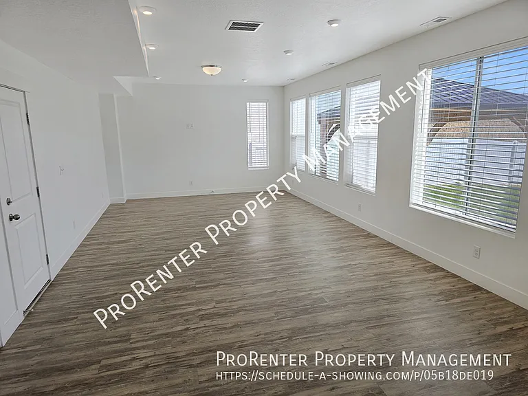 3111 S Edgewater Cv — Photo 9