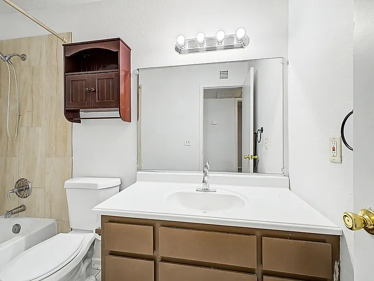 Beautiful Beck Ln Fourplex — Photo 15