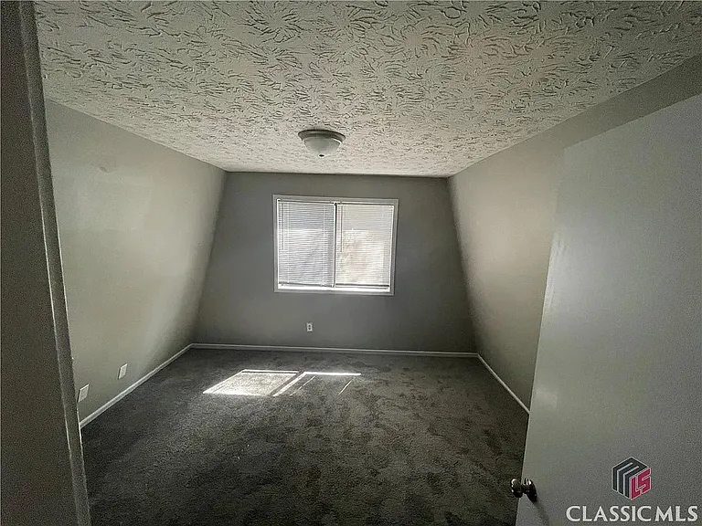 535 Freeman Dr — Photo 2