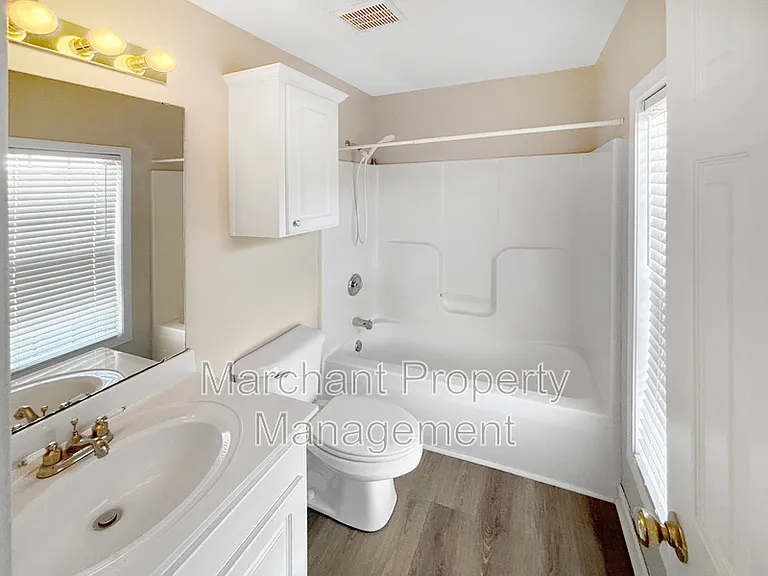 215 Rexford Dr — Photo 15