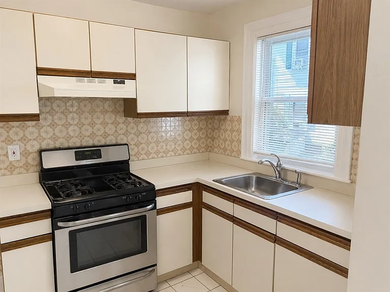 100 Franklin St #1 — Photo 8