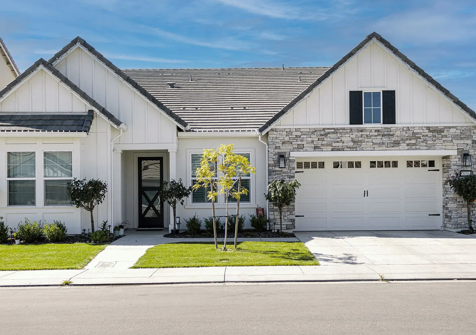 High-End 4 Bedroom Home with Solar — Photo 1