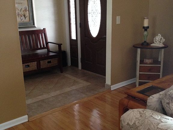 Foyer w/new door/tile floor