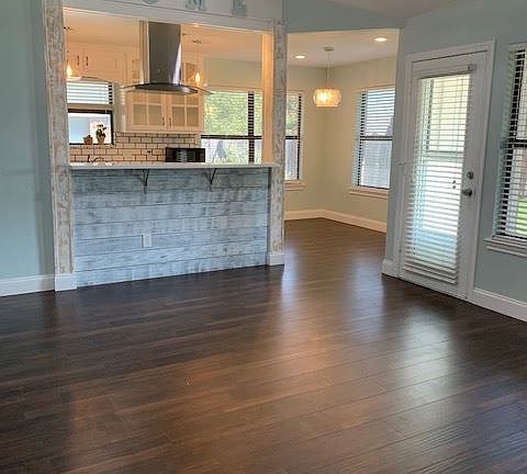 2nd image of 1503 Clover Ln