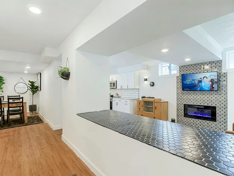 1820 W 38th St #BASEMENT — Photo 2
