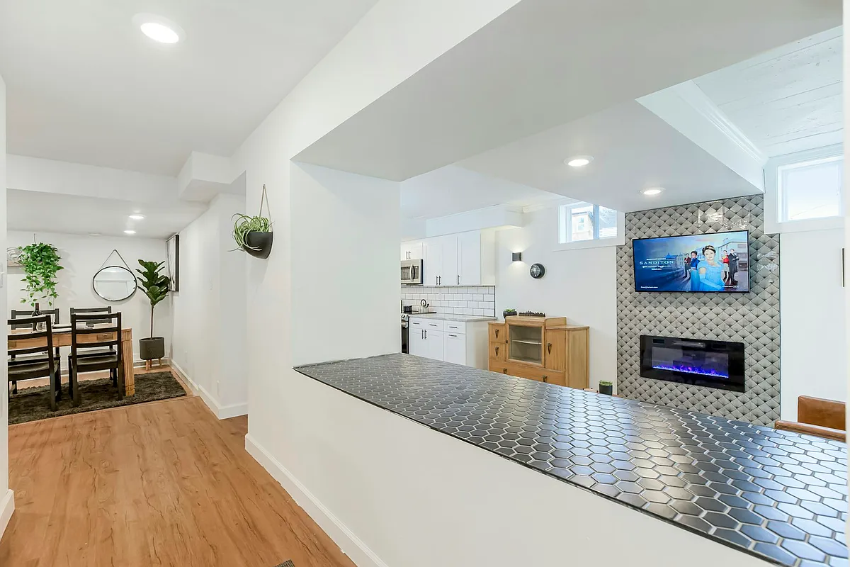 Building Photo - 1820 W 38th St #BASEMENT