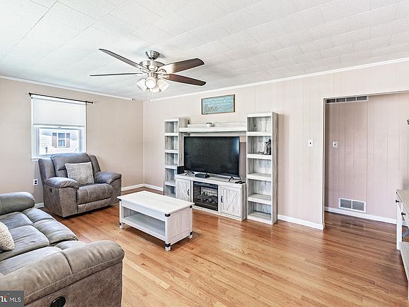 3rd image of 26 Oakdale Ln