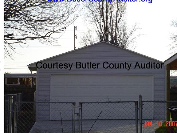 1.5 car detached garage